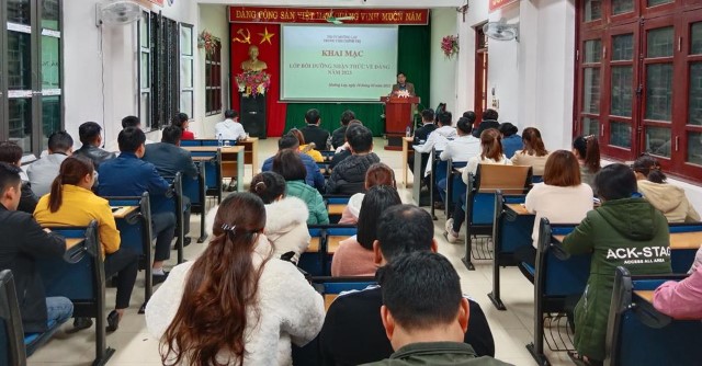 Mường Lay bồi dưỡng lý luận chính trị cho đối tượng kết nạp đảng