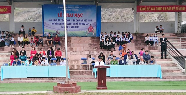 Phòng Giáo dục và Đào tạo thị xã Mường Lay Khai mạc giải Bóng đá công chức, viên chức và học sinh...