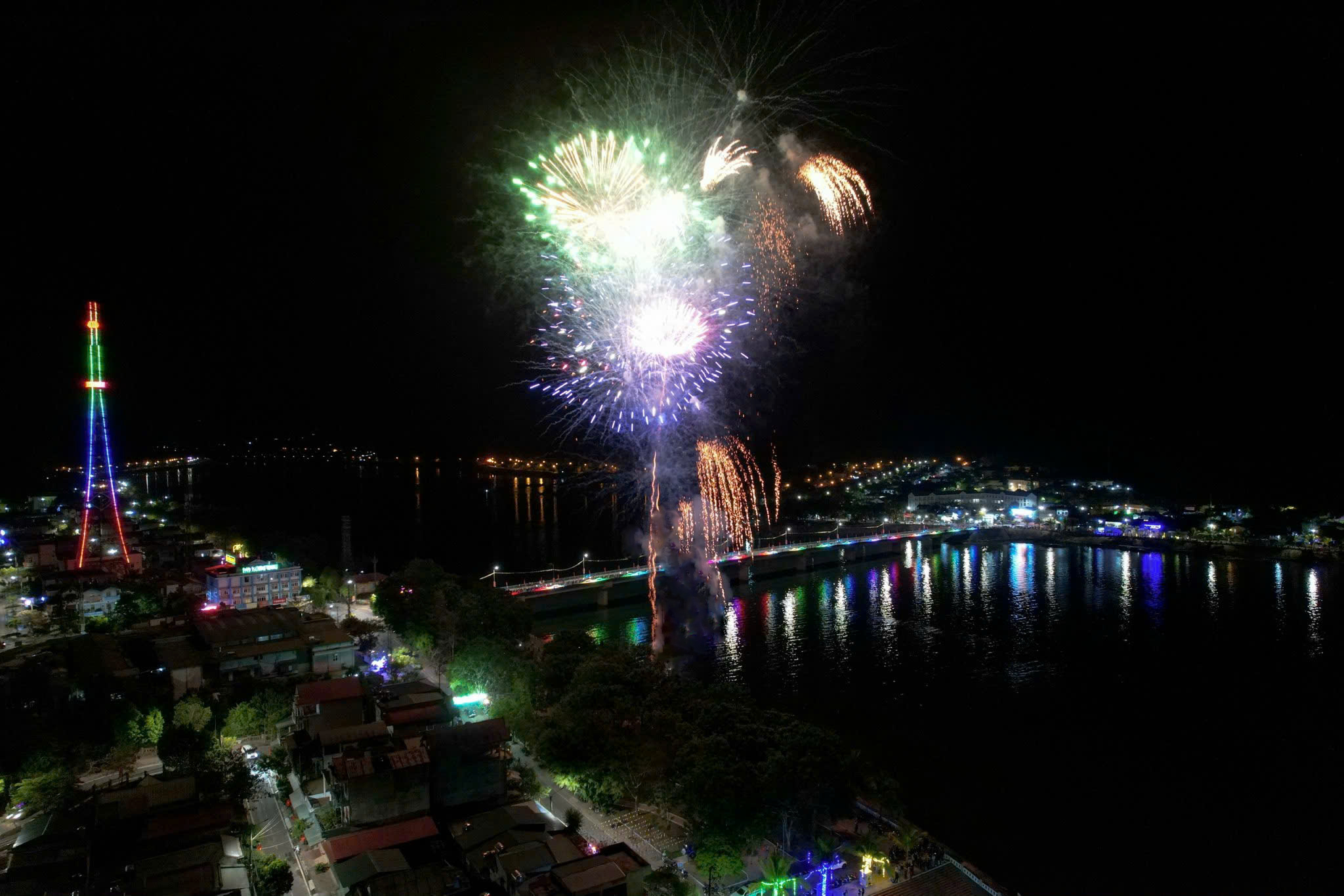 Mường Lay - Bắn pháo hoa đêm giao thừa 2026