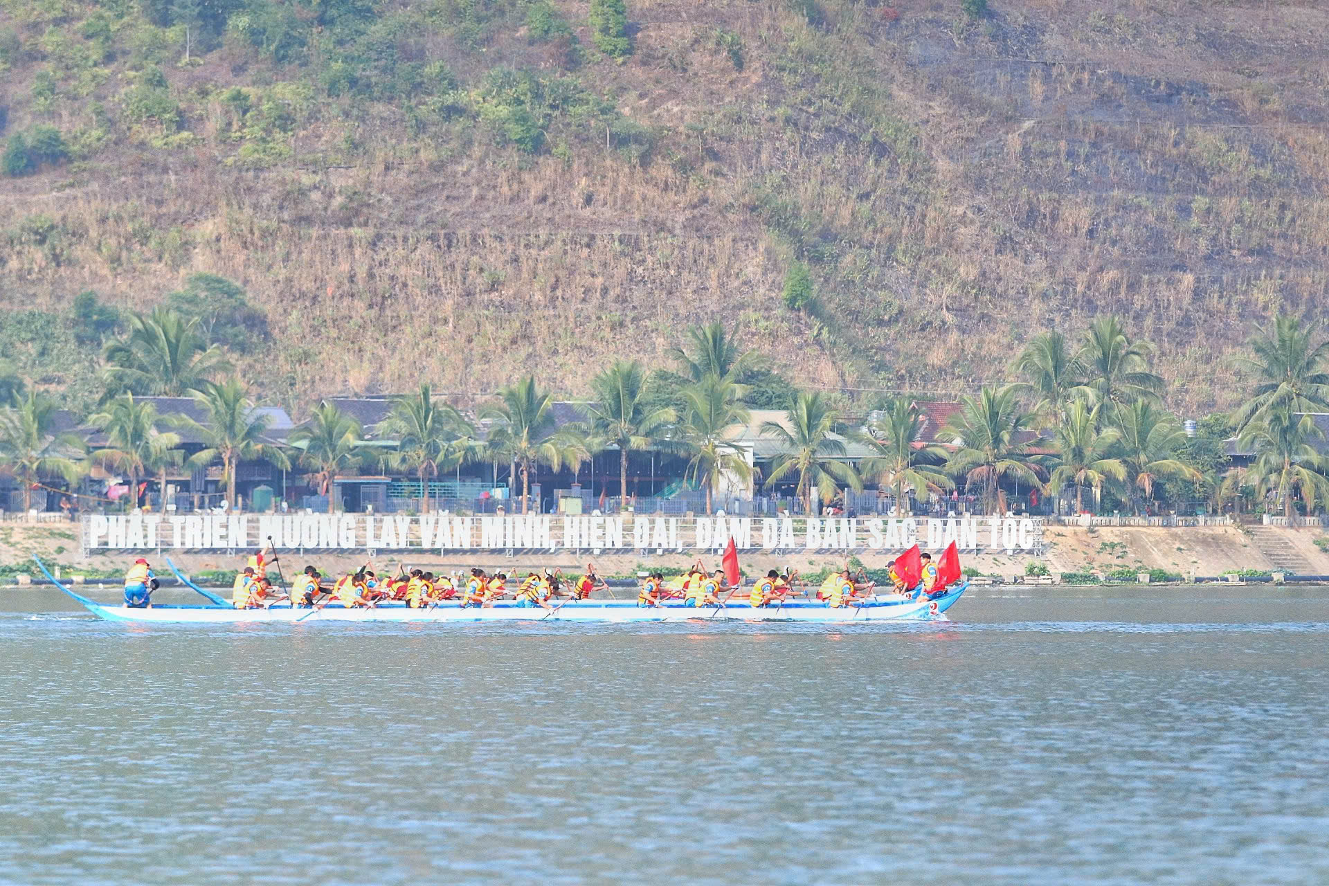 Lễ hội Đua thuyền Đuôi én phường Mường Lay