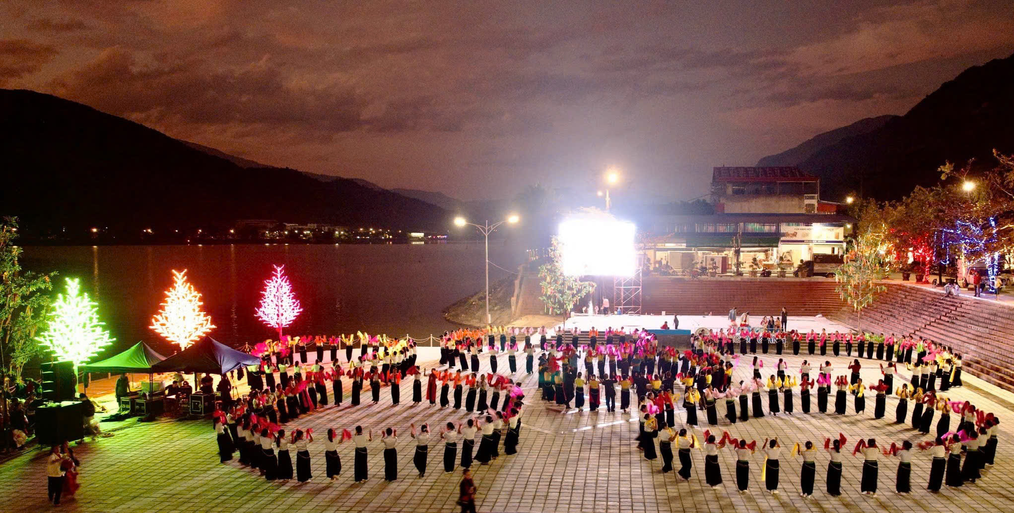 Vòng xòe đoàn kết bên dòng Đà Giang