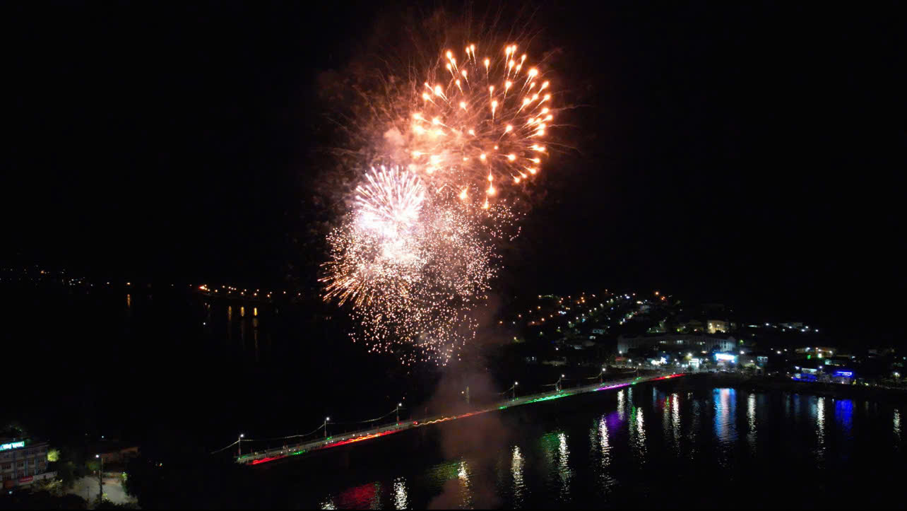 Mường Lay - Bắn pháo hoa đêm giao thừa