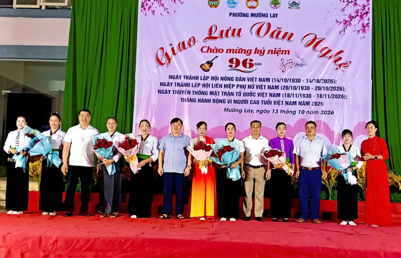 Mường Lay giao lưu văn nghệ chào mừng các ngày lễ lớn của các tổ chức hội