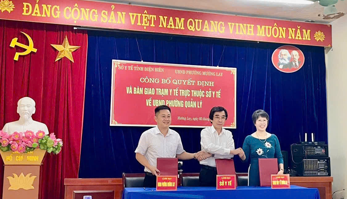 Công bố Quyết định và bàn giao Trạm Y tế thuộc Sở Y tế về UBND phường Mường Lay quản lý