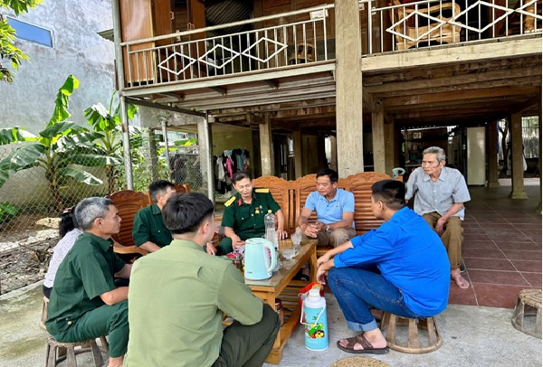 Hội Cựu chiến binh và Đoàn Thanh niên phường thăm, tặng quà gia đình liệt sĩ nhân kỷ niệm 79 năm ngày thương binh - liệt sĩ (27/7/1947 - 27/7/2026)