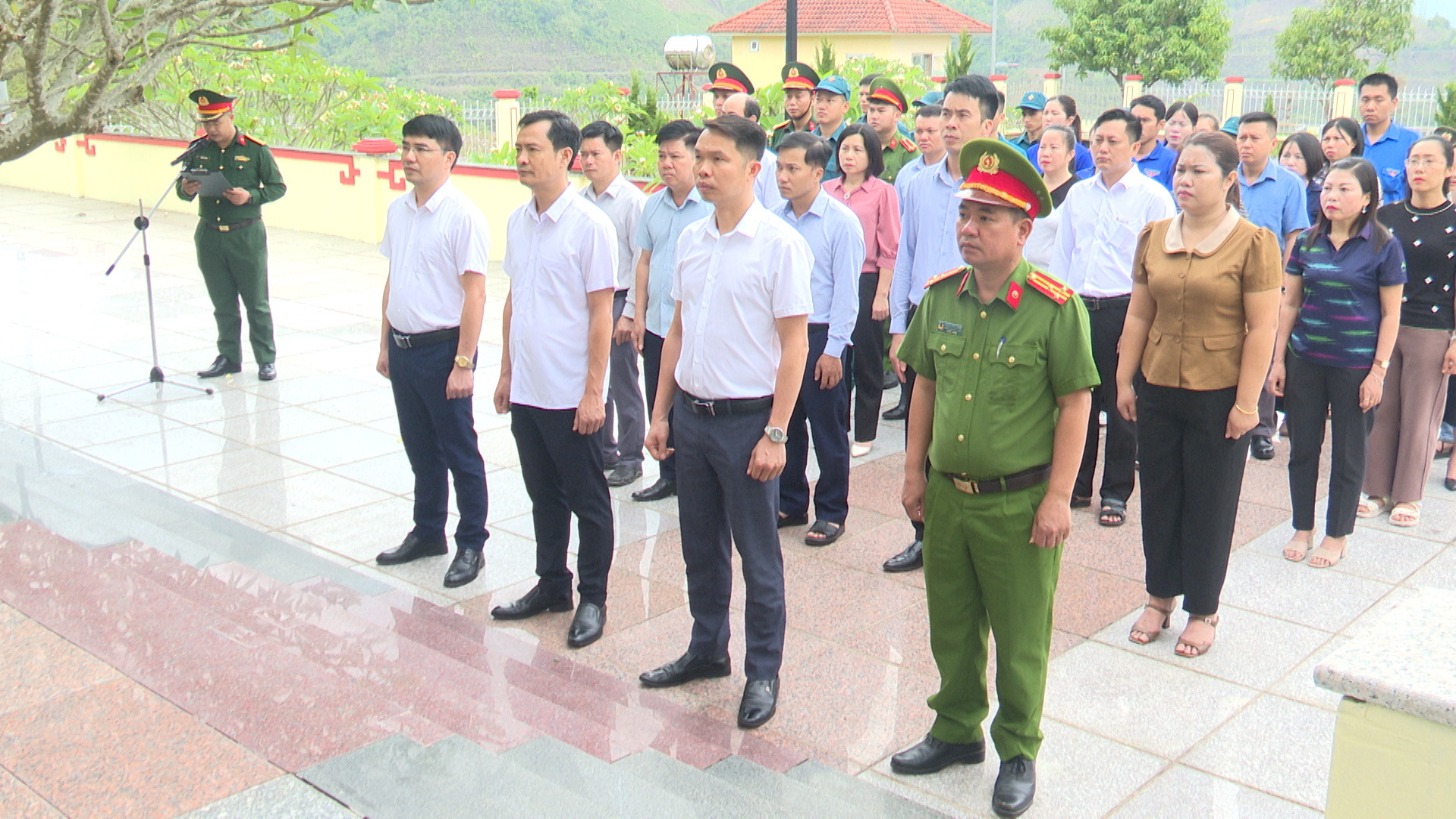Viếng nghĩa trang liệt sĩ nhận dịp kỷ niệm 75 năm chiến thắng Điện Biên Phủ