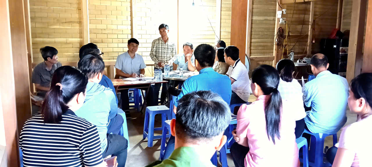 Thường trực HĐND phường Mường Lay lắng nghe ý kiến Nhân dân tại bản Dế Da