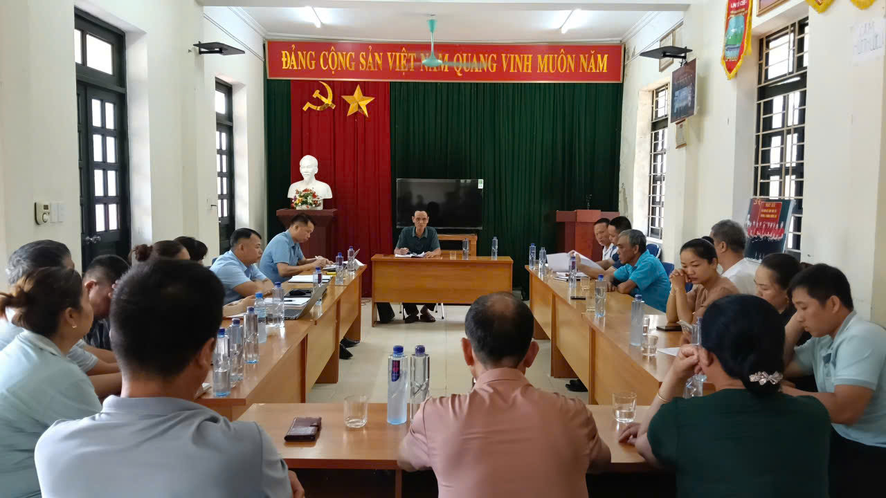 Đồng chí Chui Văn Thành, Phó Bí thư Thường trực Đảng ủy dự sinh hoạt Chi bộ Bản Mo 2