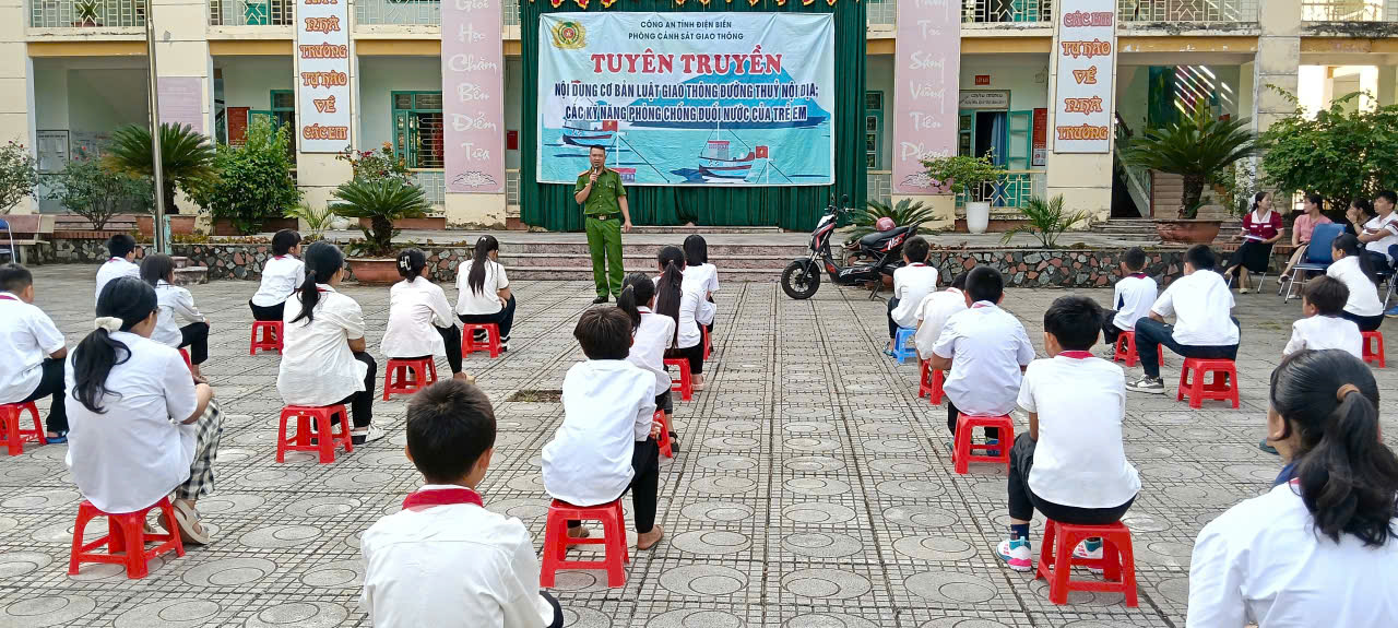 Công an phường Mường Lay tổ chức tuyên truyền pháp luật, trang bị kỹ năng an toàn cho giáo viên và học sinh