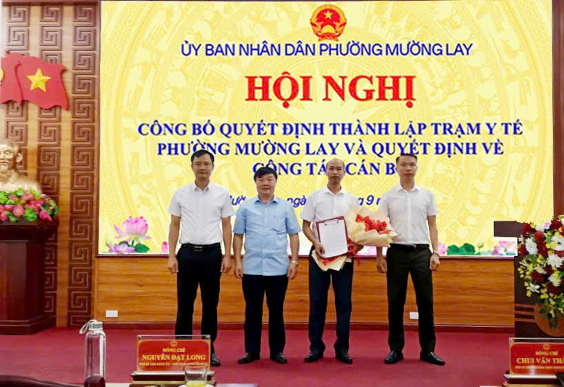UBND Phường Mường Lay công bố Quyết định thành lập Trạm Y tế phường và các quyết định về công tác cán bộ