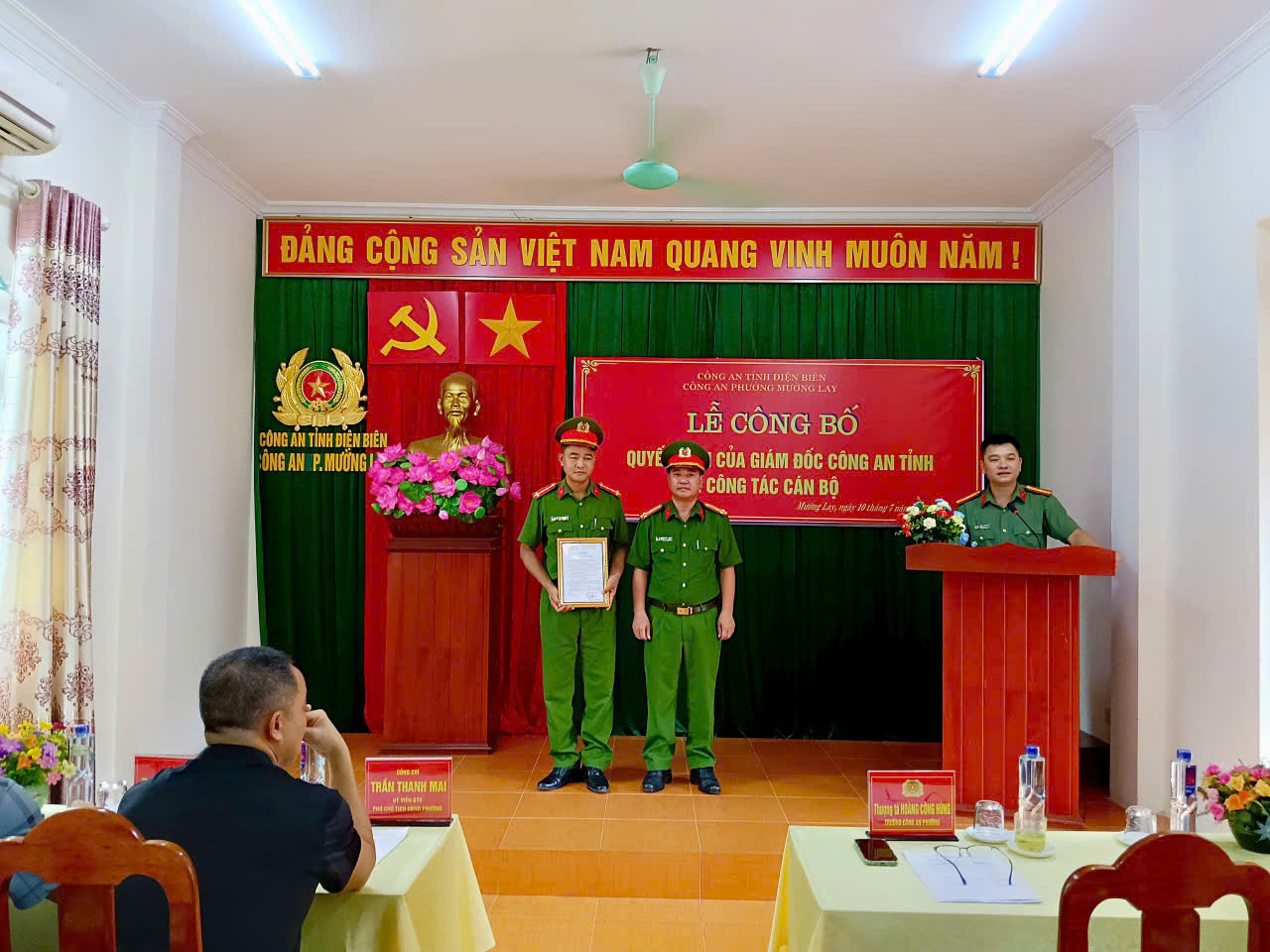 Phường Mường Lay tổ chức lễ công bố quyết định về công tác cán bộ và kỷ niệm 80 năm Ngày truyền thống lực lượng An ninh nhân dân