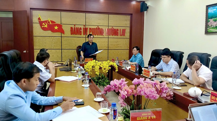 Trưởng ban Tuyên giáo và Dân vận Tỉnh ủy Vừ A Bằng làm việc với Thường trực Đảng ủy phường Mường Lay