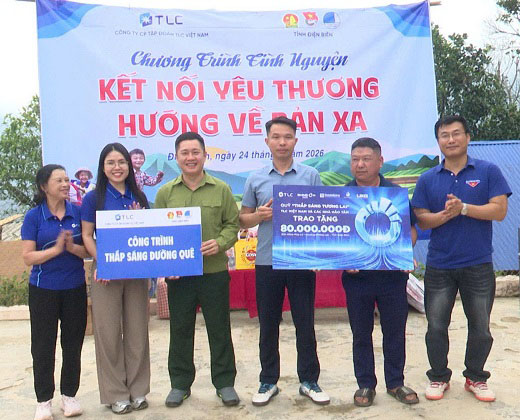 Trao tặng 32 bóng điện năng lượng mặt trời và trao quà trên bản vùng cao