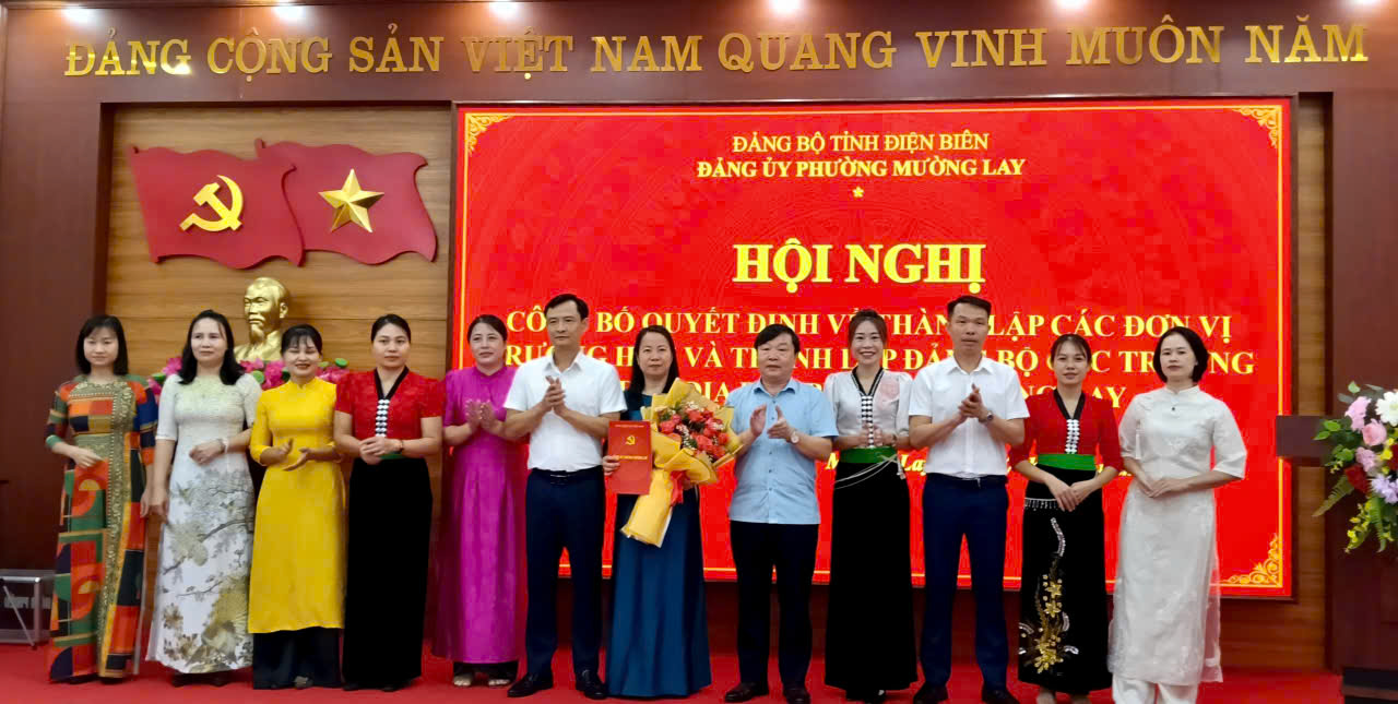 Mường Lay công bố các quyết định về thành lập đơn vị trường học và Đảng bộ các trường học