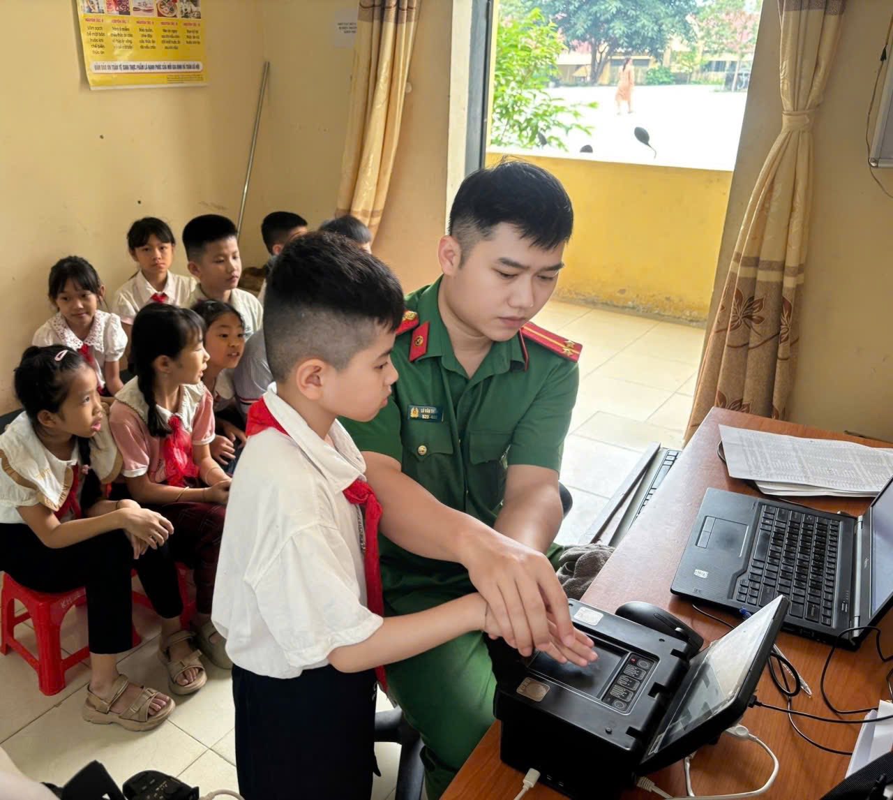 Phường Mường Lay đẩy mạnh cao điểm thu nhận định danh điện tử cho công dân từ 6 đến 14 tuổi