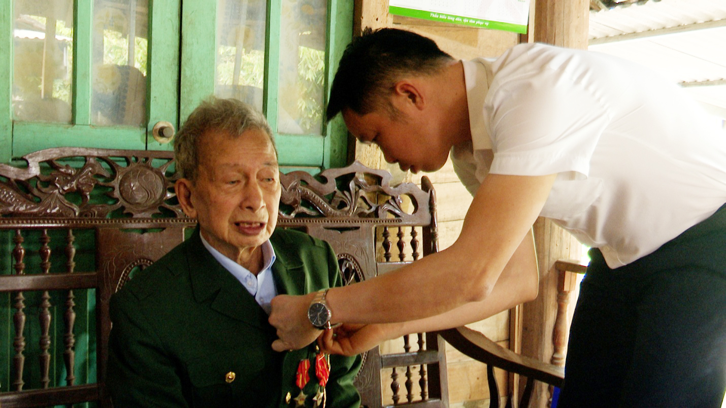 Mường Lay trao huy hiệu 65 năm tuổi Đảng