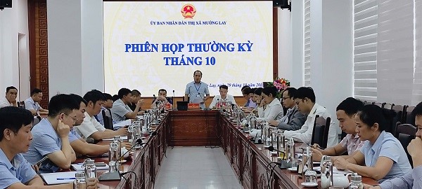 Phiên họp UBND thị xã thường kỳ tháng 10 năm 2024