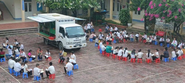 Chương trình “Thư viện lưu động - Ánh sáng tri thức” tại thị xã Mường Lay